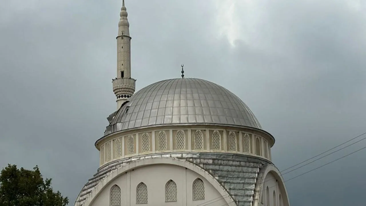 Bandırma Dedeoba Mahallesi'nde caminin kubbesi poyraza dayanamadı
